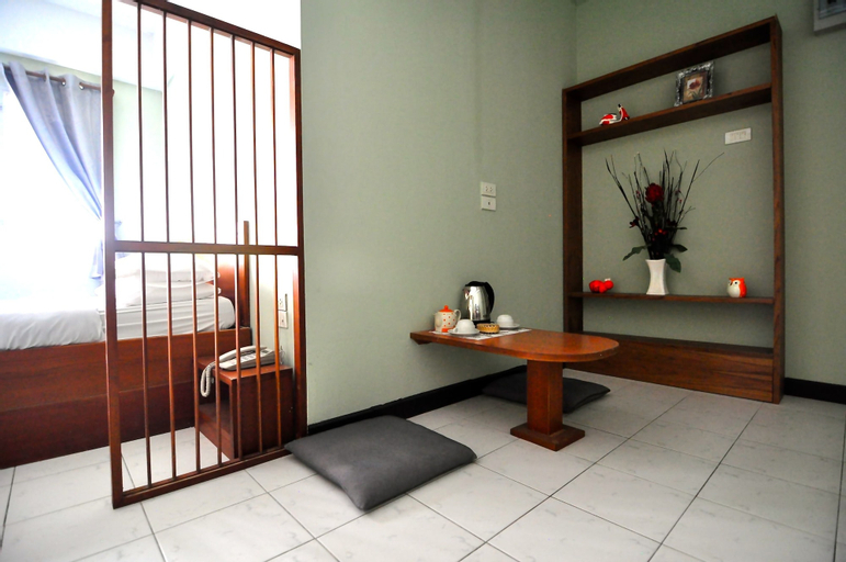 The Living Room Serviced Apartment, Din Dang