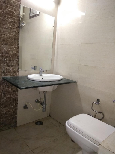 Bathroom 3, Hotel Vishesh Continental, Delhi