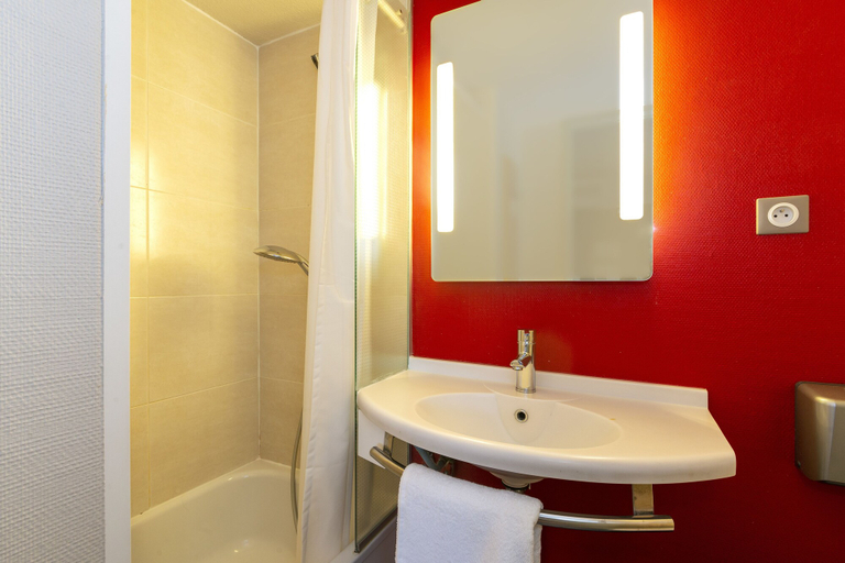 Bathroom 5, B&B HOTEL Angers 1 Beaucouzé, Maine-et-Loire