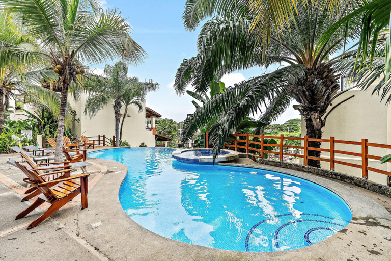 Sport & Beauty, Colorful & Private 2-Bedroom Condo Just a Short Walk from the Beach, Carrillo