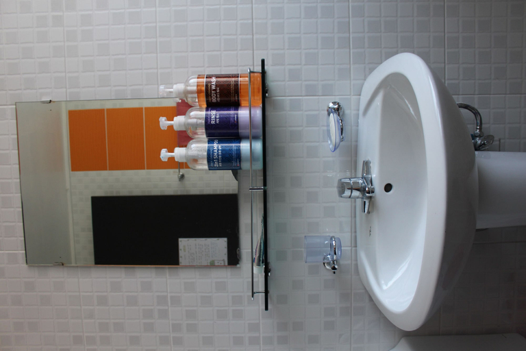 Bathroom 4, Nabijam Motel, Yeosu