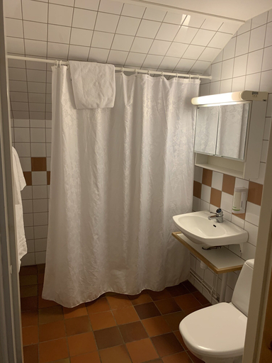 Bathroom 4, Nya Pallas Hotel, Falkenberg