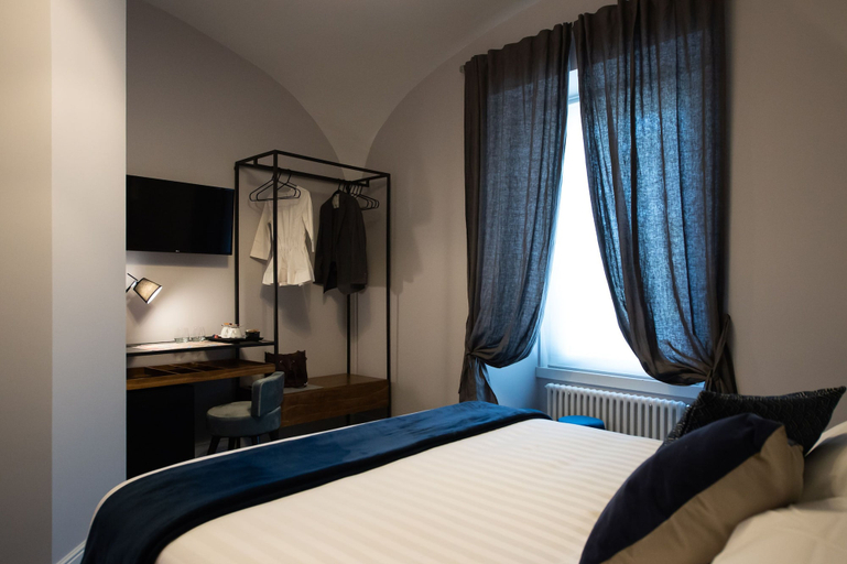 Bedroom 3, Lungotevere Ripa, Roma