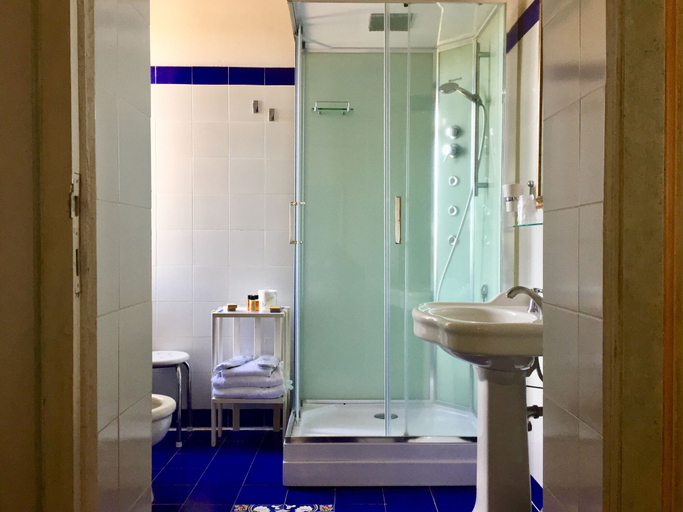 Bathroom 4, Palazzo di Valli, Siena