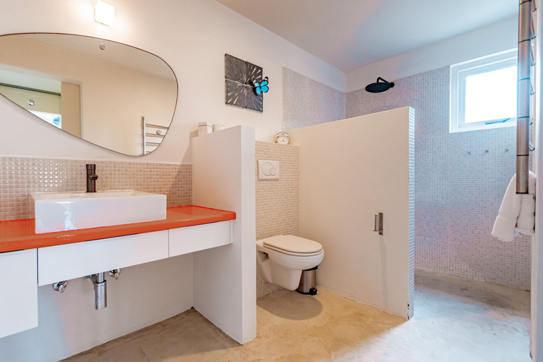 Bathroom 4, Sombre 14-e