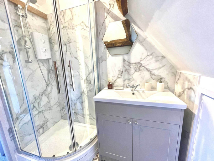 Bathroom 3, Walnut Tree House, West Sussex