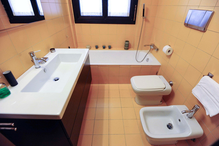 Bathroom 2, Park Apartment, Milano