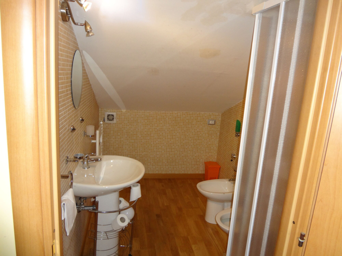 Bathroom 5, Le stanze di bacco, L'Aquila