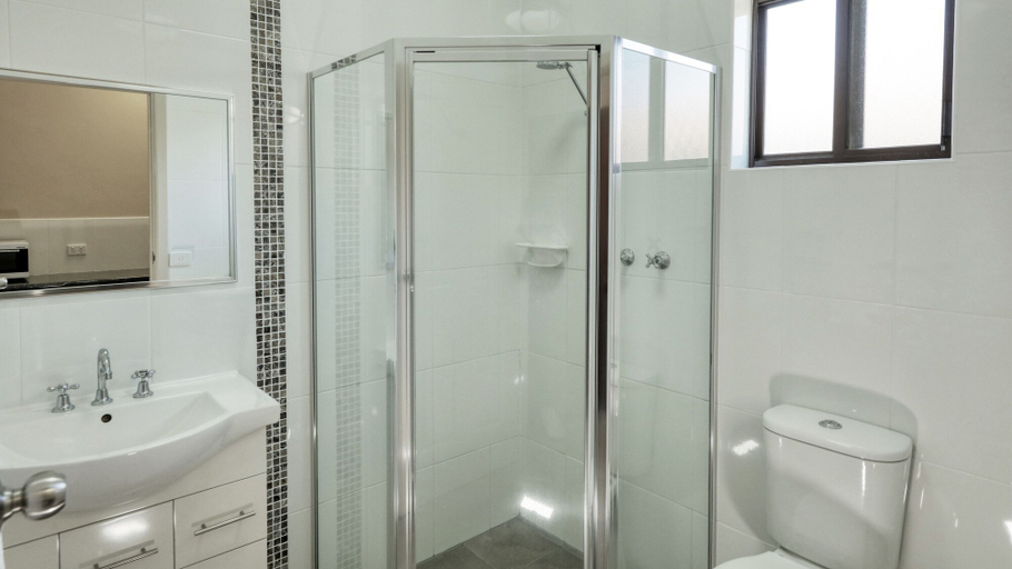 Bathroom 4, Top of the Town Motel & Apartments, Benalla - Benalla