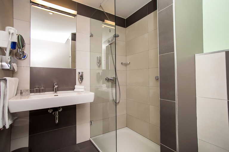 Bathroom 5, Best Western Plus Lakeside Hotel, Székesfehérvár