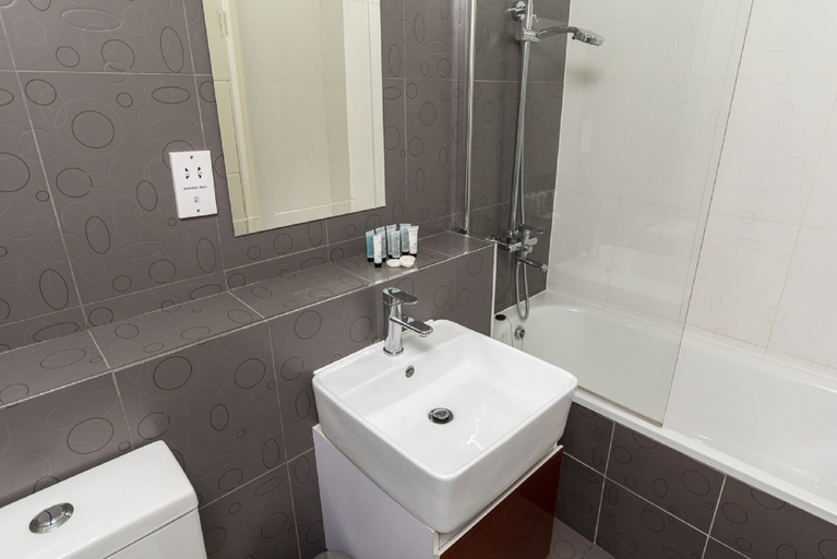 Bathroom 3, Modern Bedford Blues Apartment, Bedfordshire