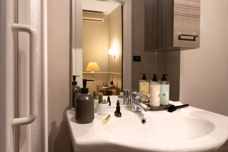 Bathroom 5, Fair Suite, Roma