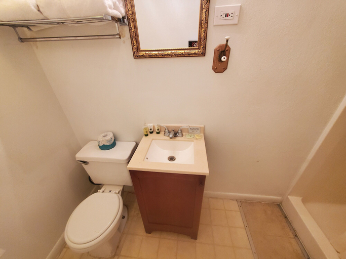 Bathroom 4, Rode Inn of Clifton, Greenlee