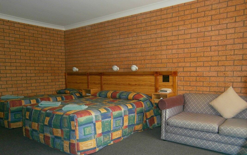 Bedroom 3, Aaron Inn Motel, Narrabri