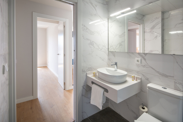 Bathroom 3, Apartaments Rambla 68, Tarragona