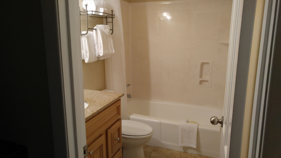 Bathroom 3, Cottages on the Green, Escambia