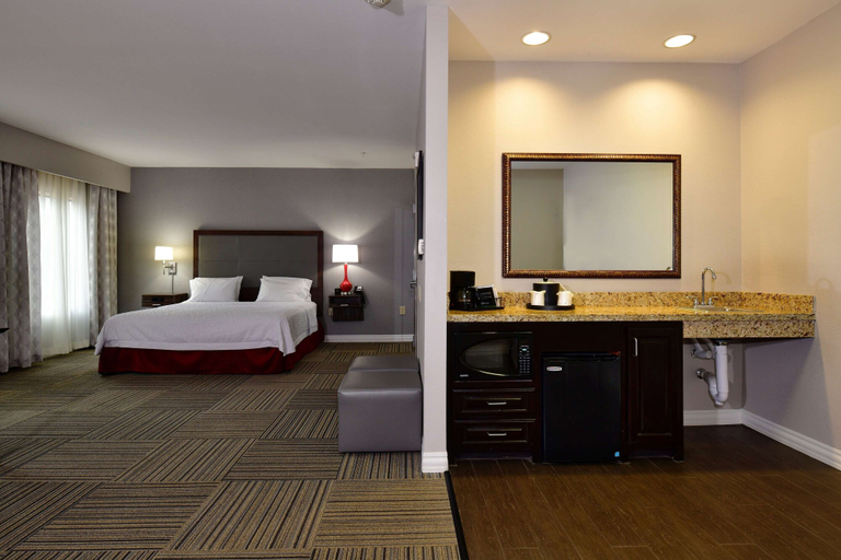 Bedroom 3, Hampton Inn & Suites Fredericksburg, Gillespie