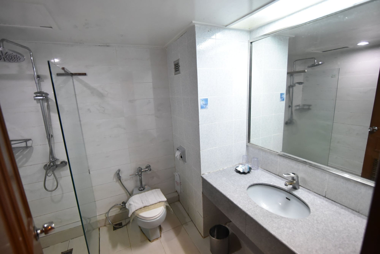 Bathroom 5, Asian Hotel Hatyai, Hat Yai