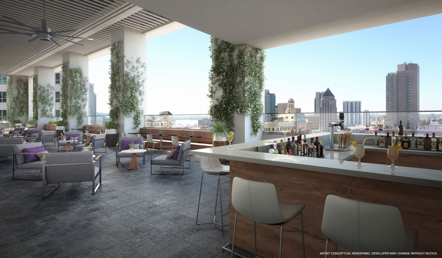 Food & Drinks 5, Modern High-Rise Condo with Pool/Gym, in Central DT MIAMI!, Miami-Dade