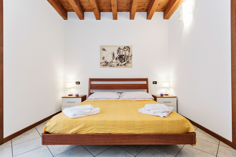 Room 4, Peschiera - Martiri del Lavoro, Verona