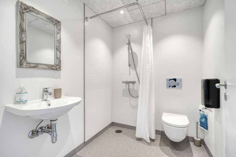 Bathroom 3, Kragsbjerggaard Vandrerhjem, Odense