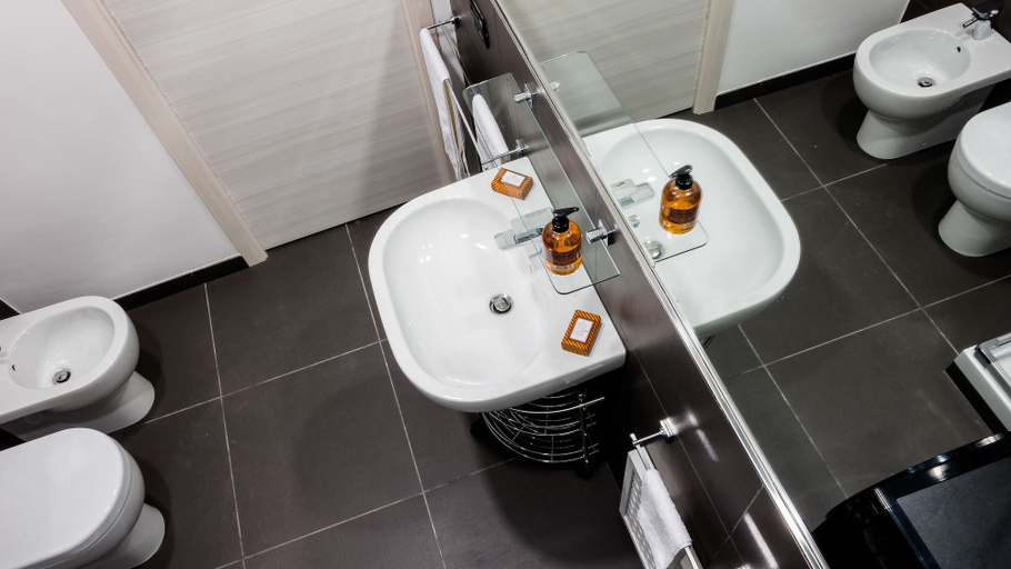 Bathroom 5, Suiteincenter Apartments, Palermo
