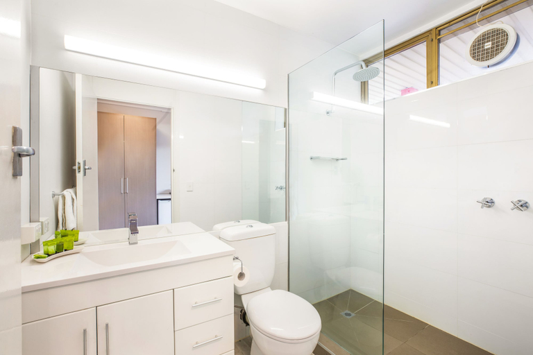 Bathroom 4, Nightcap at Shoppingtown Hotel, Manningham - West
