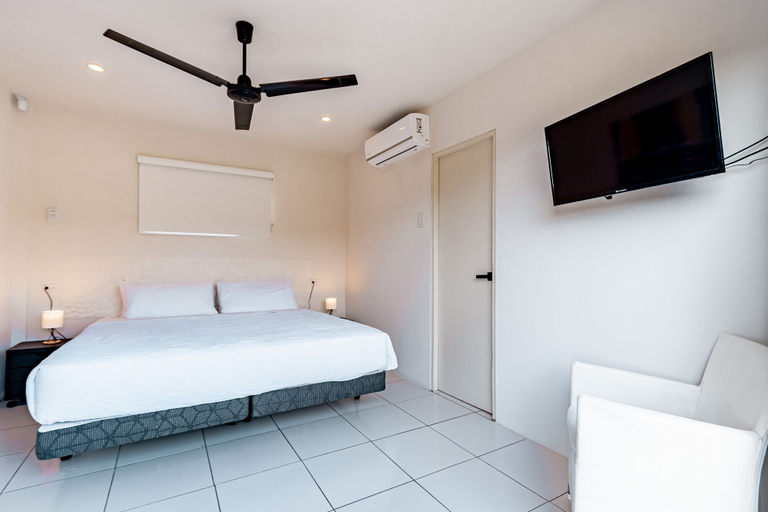 Bedroom 3, Sombre 14-e