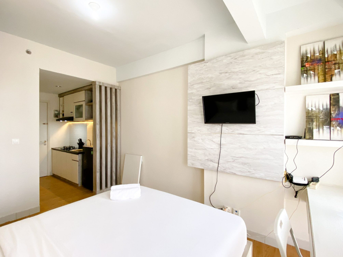 Bedroom 2, Modern Look and Comfy Studio Patraland Urbano Apartment By Travelio, Bekasi