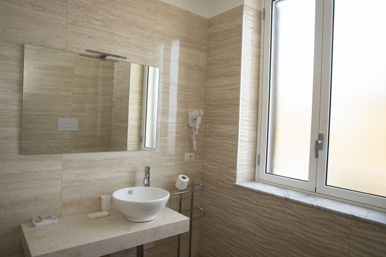 Bathroom 3, Esseneto Rooms, Agrigento
