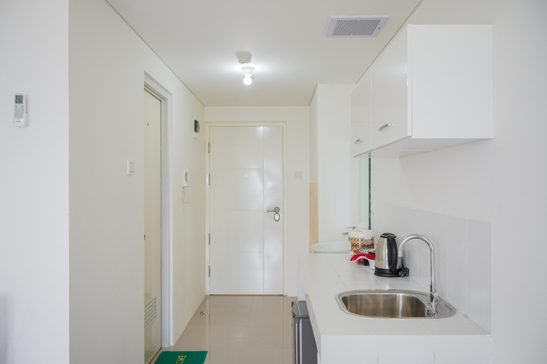 Others 4, Comfy and Cozy Studio Silk Town Apartment By Travelio, Tangerang