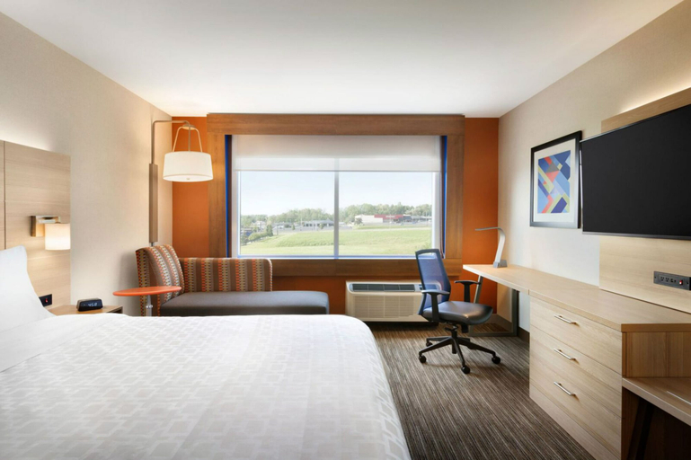 Bedroom 4, Holiday Inn Express & Suites AUBURN HILLS SOUTH by IHG, Oakland