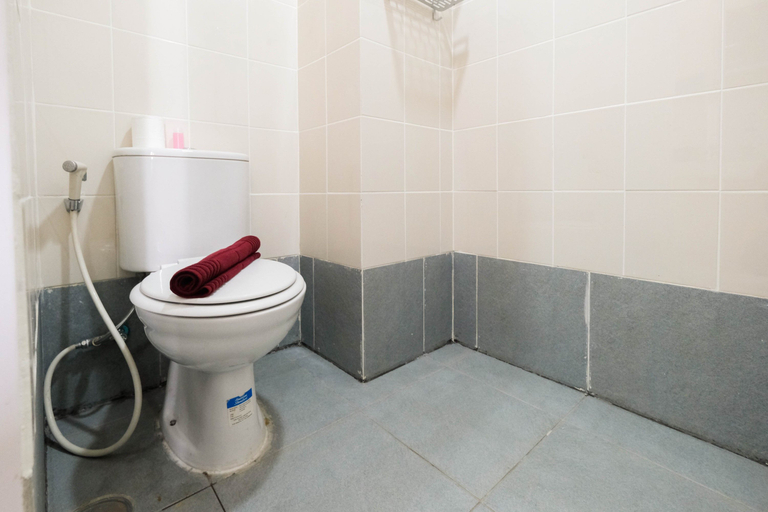 Bathroom 5, Minimalist Studio Apartment at Akasa Pure Living BSD By Travelio, Tangerang Selatan