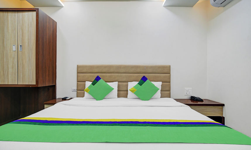 Bedroom 5, Itsy By Treebo - Ospite, Surat