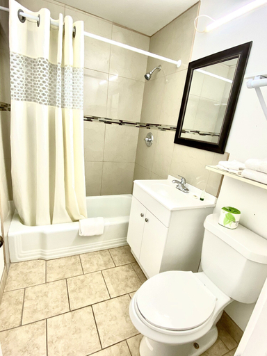 Bathroom 4, Budget Inn, Chaves
