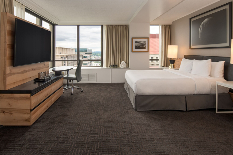 Bedroom 2, Hilton Portland Downtown, Multnomah