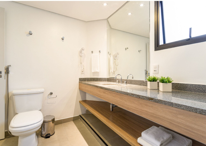 Bathroom, Consolação by Charlie, São Paulo