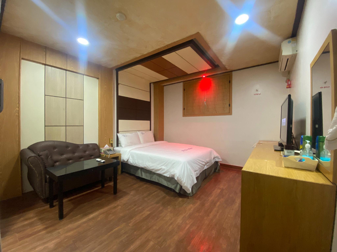 Bedroom 3, Donghae Pig, Donghae