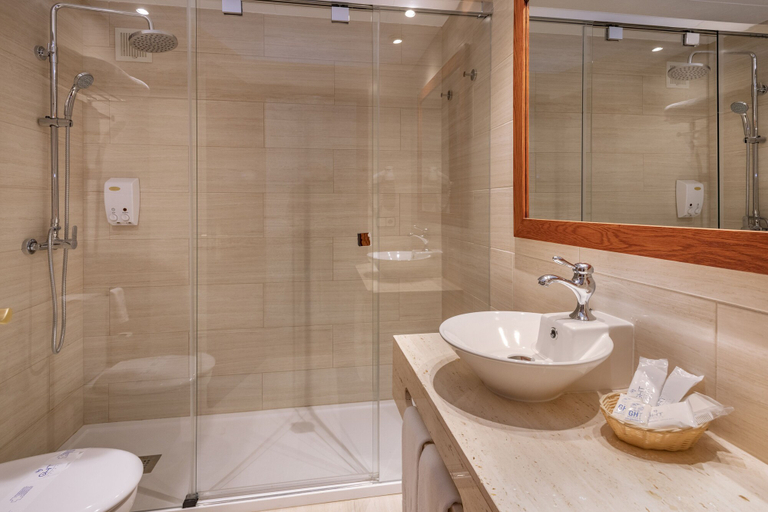 Bathroom 4, Hotel GHT Neptuno Tossa & Venus SPA, Girona