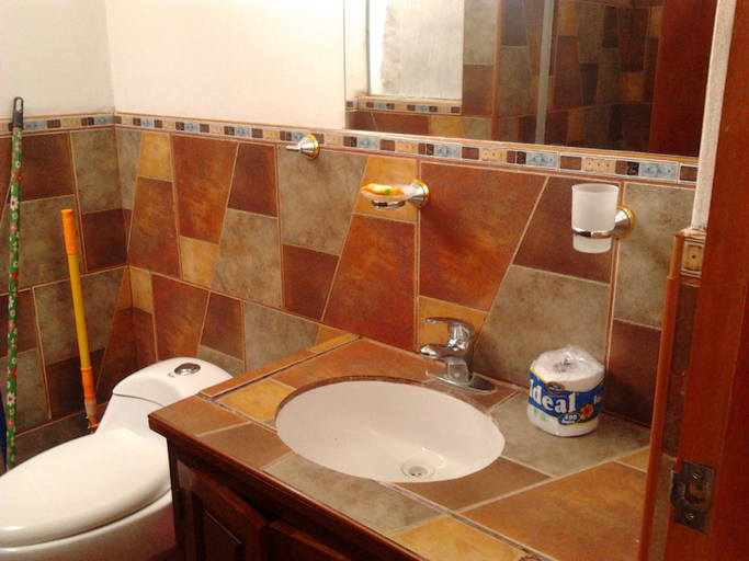 Bathroom 4, Los Alamos Apartment, Cusco