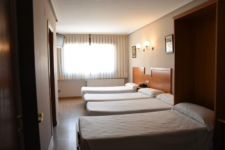 Bedroom 3, Hotel Carbayon, Asturias