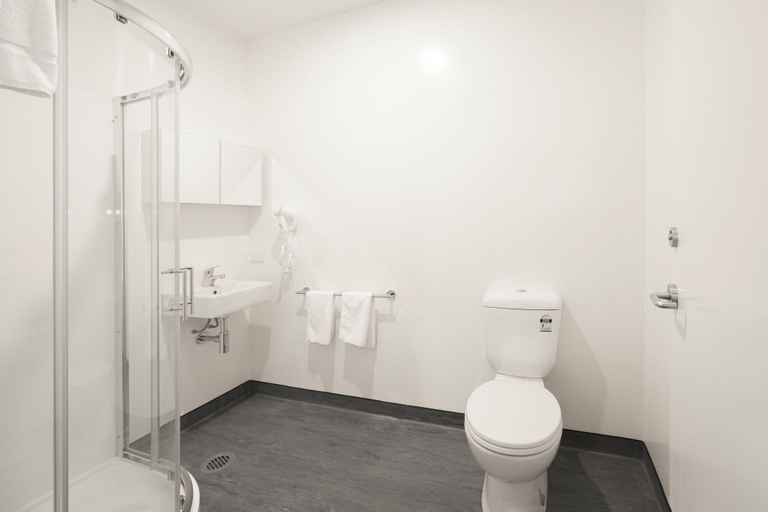 Bathroom 3, Liberty Apartment Hotel, Wellington