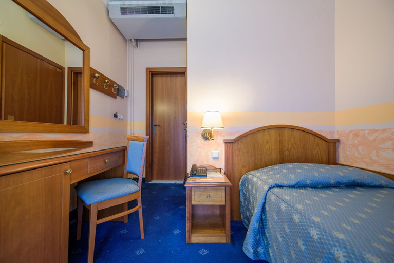 Bedroom 2, Hotel Kastoria, West Macedonia
