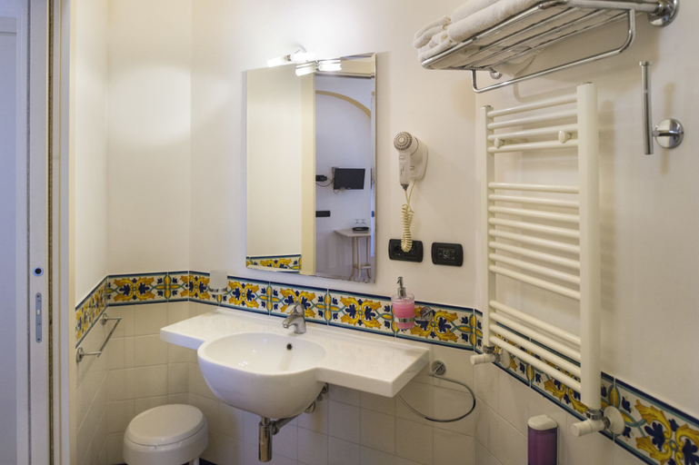 Bathroom 5, Hotel Bellevue Suite, Salerno
