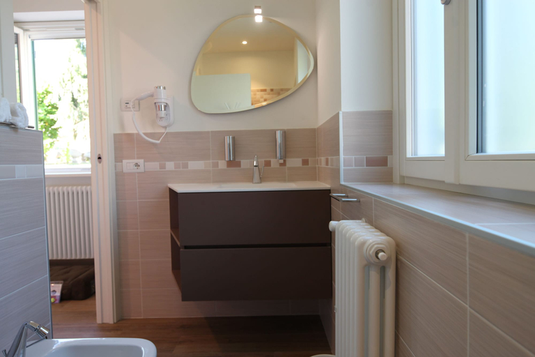 Bathroom 5, Amata Valgre, Lecco