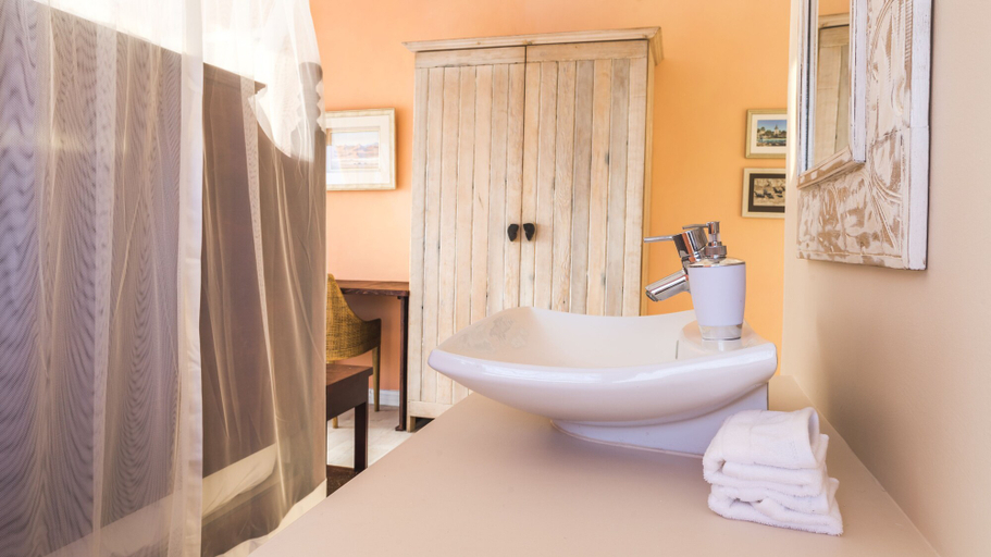 Bathroom 3, Villa Maji Bed & Breakfast, Swakopmund
