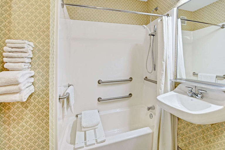 Bathroom 3, Baymont by Wyndham Indianapolis, Marion