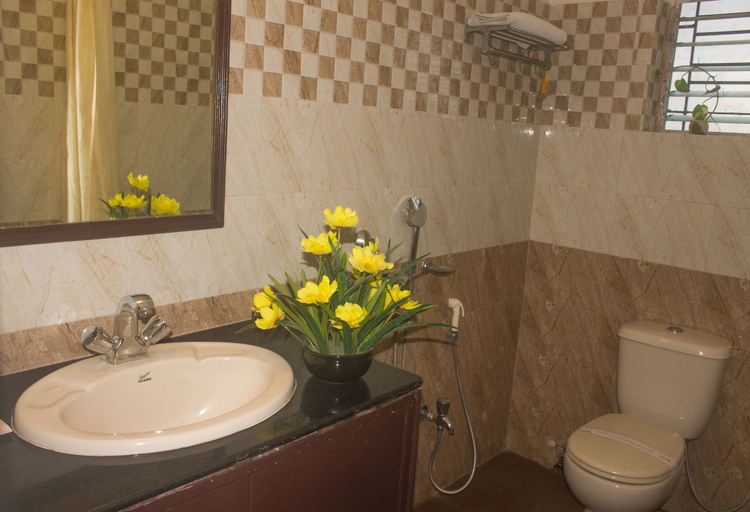 Bathroom 4, Wise Owl Comfotel, Kolkata