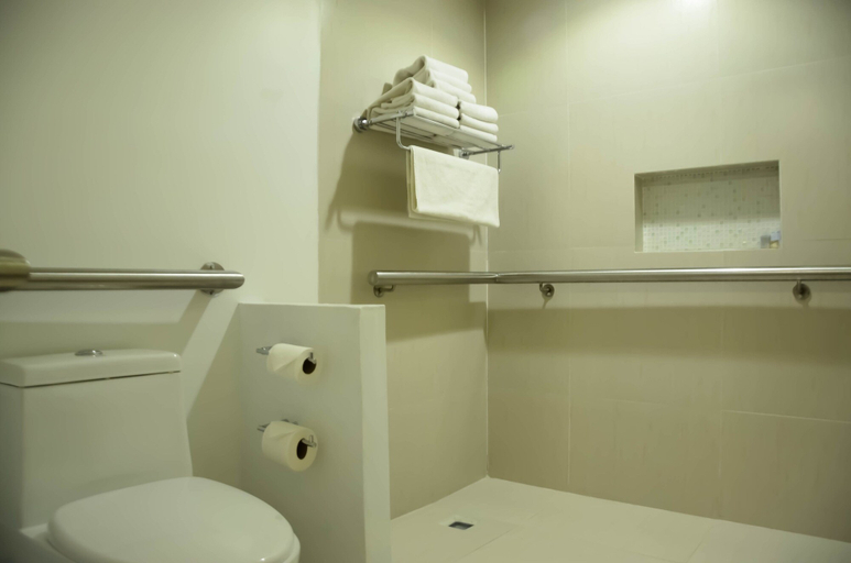 Bathroom 5, Holiday Inn Express PACHUCA by IHG, San Agustín Tlaxiaca