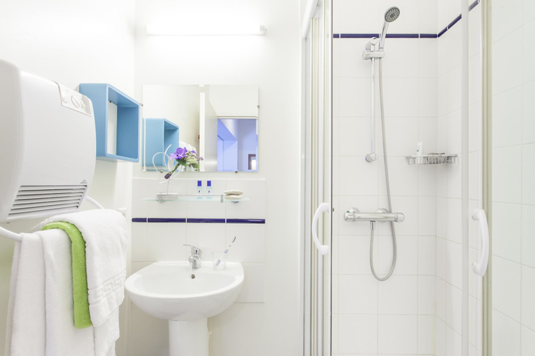 Bathroom 4, Les Gens De Mer La Rochelle, Charente-Maritime